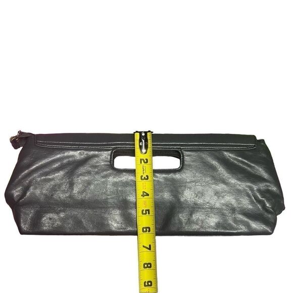 Long gray PVC clutch with magnetic snap - Picture 3 of 15